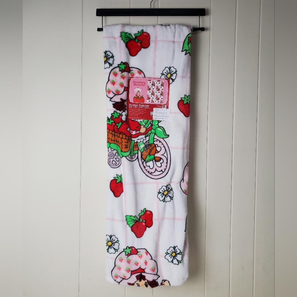 STRAWBERRY SHORTCAKE White Gingham Throw Blanket - Picture 1 of 4